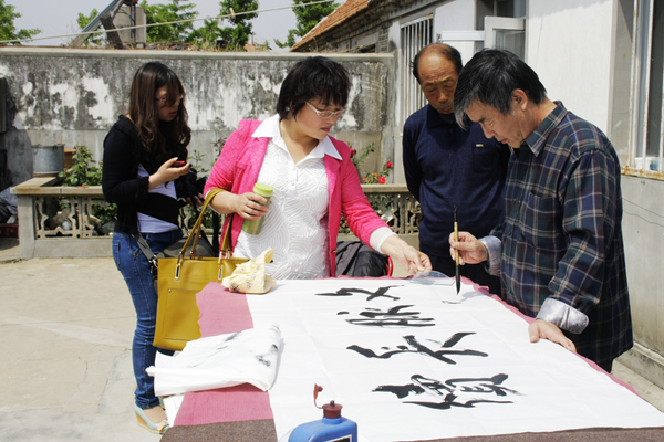 书法家傅瑞亭书写"文脉长续"